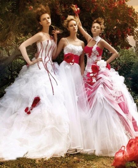 Opções para um encarte vermelho em um vestido de noiva
