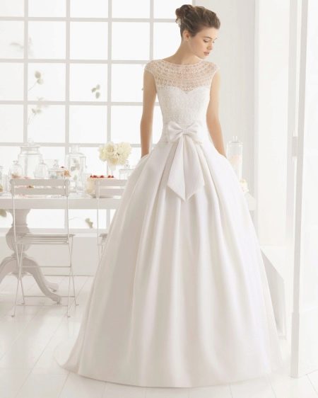 Gaun pengantin yang gebu dengan garis leher ilusi