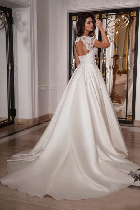 Gaun pengantin yang gebu dengan punggung terbuka