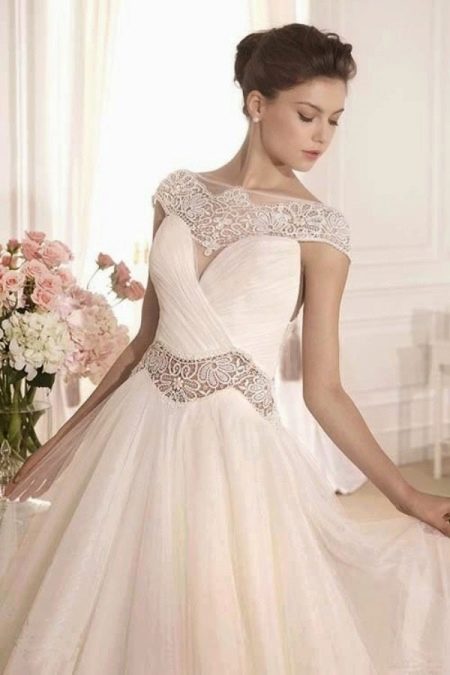فستان الزفاف مع إدراج الدانتيل