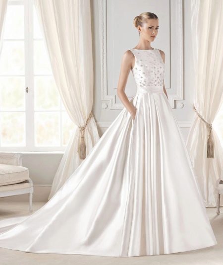 Gaun pengantin yang rimbun dengan garis leher tertutup