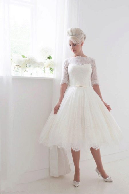 gaun pengantin pendek dengan bahagian atas tertutup