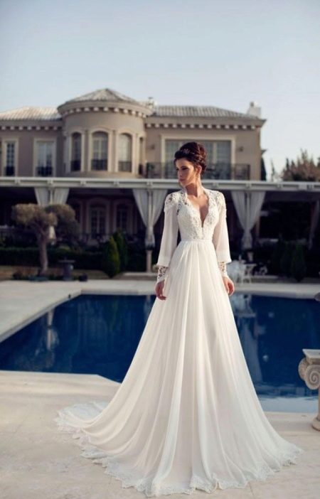 Gaun pengantin dengan bahu dan lengan tertutup