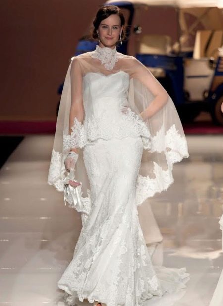 Gaun pengantin dengan poncho