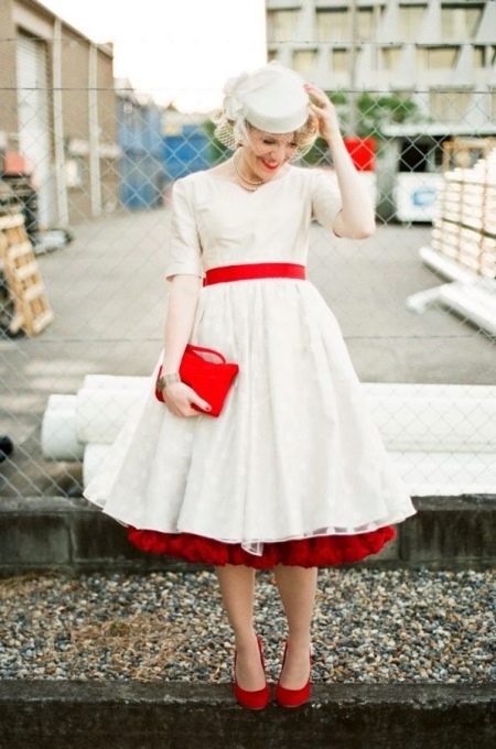 Stylisches Brautkleid mit roten Accessoires