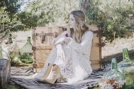 Koronkowa suknia ślubna w stylu hippie