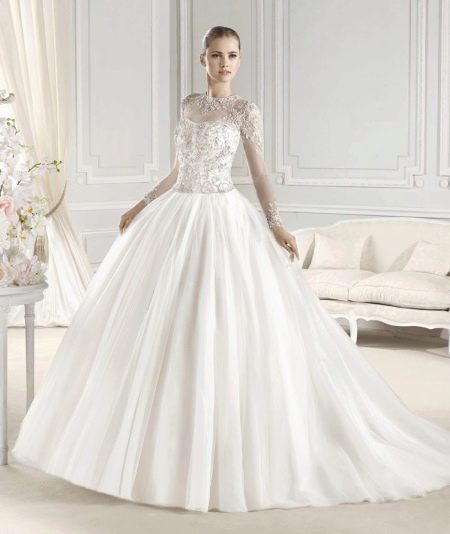 Gaun pengantin dengan bahagian atas renda dan manik ditutup