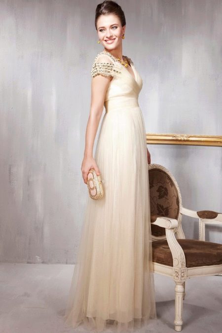 Des accessoires lumineux pour une robe de soirée beige
