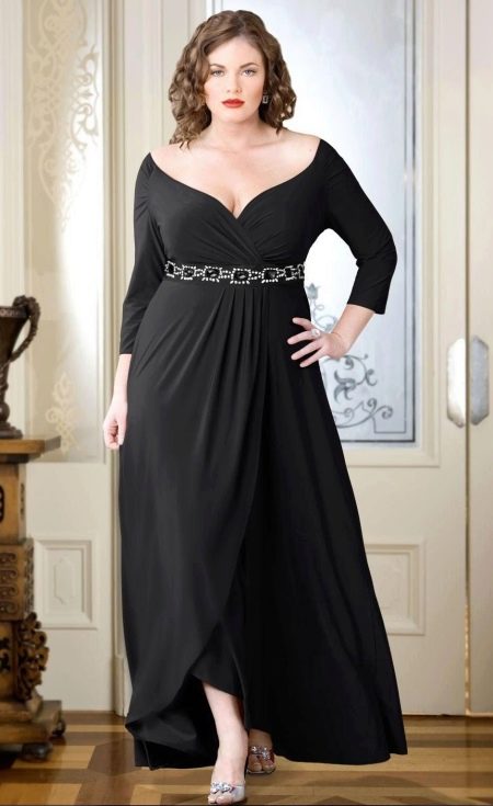Вечерна рокля с обвивка за плътно черно