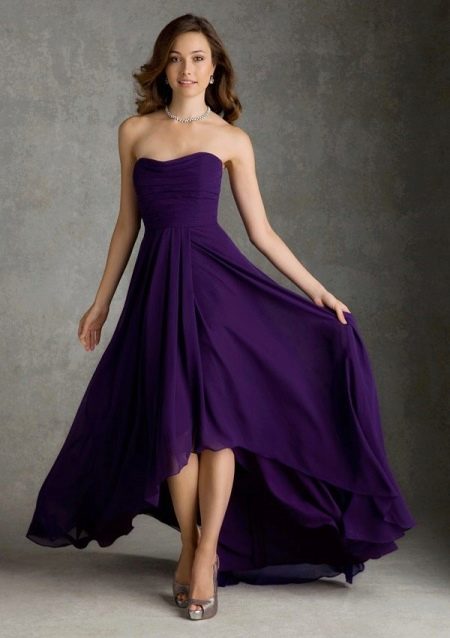 Kasut di bawah gaun malam ungu