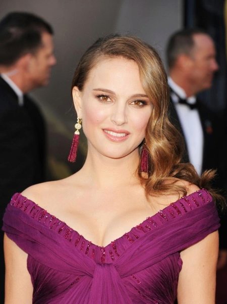 Grims purpursarkanai kleitai Natalie Portman