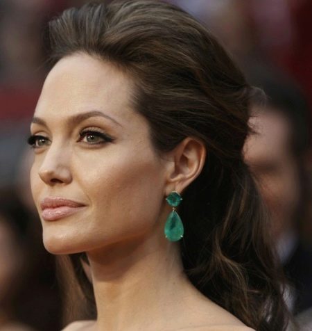 Le maquillage d'Angelina Jolie pour une robe émeraude