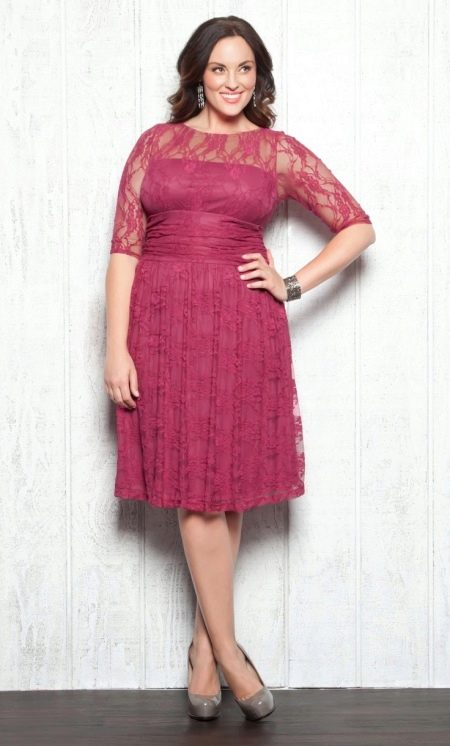 Lace evening dress para sa sobrang timbang na burgundy