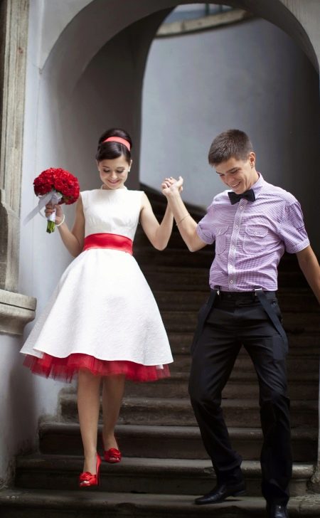 Vestido de novia con fajín rojo y enagua