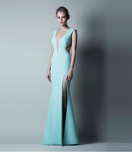Gaun malam berwarna turquoise dari Saiid Kobeisy dengan belahan