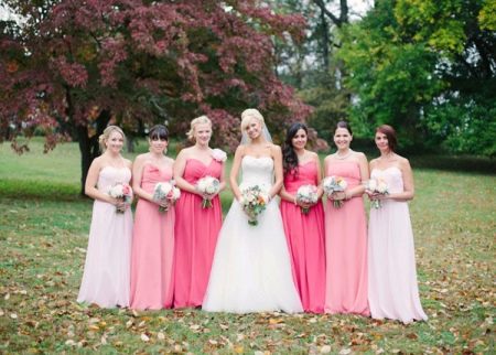 Damas de honra em vestidos rosa
