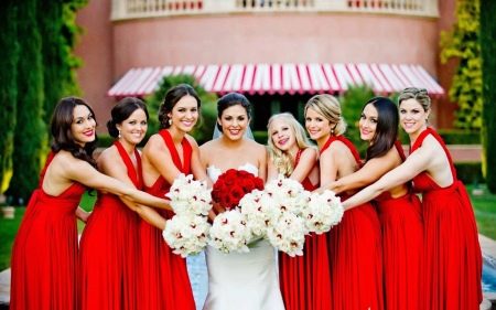 Pengantin dengan pengiring pengantin dalam gaun merah