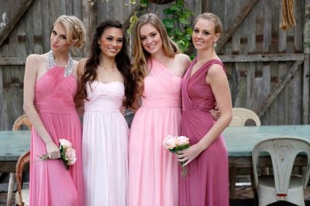 Jurken in verschillende tinten roze voor bruidsmeisjes