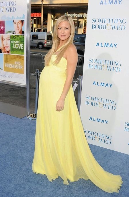 Žluté večerní šaty pro těhotné