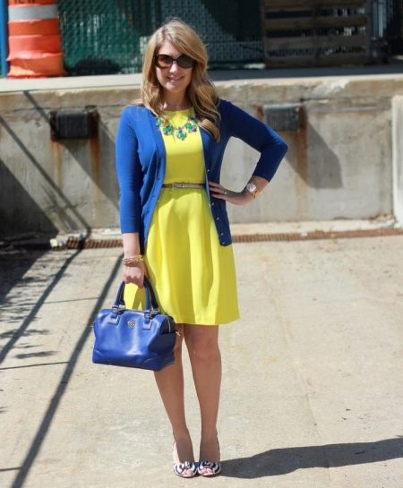 Gelbes Kleid mit blauen Accessoires