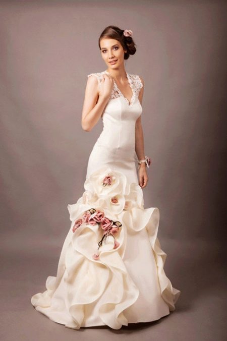 Satynowa suknia ślubna w kwiaty