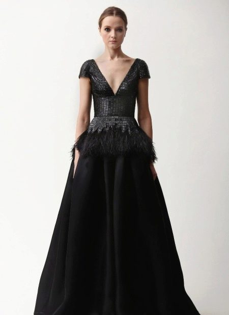 שמלת ערב שחורה עם צווארון עמוק