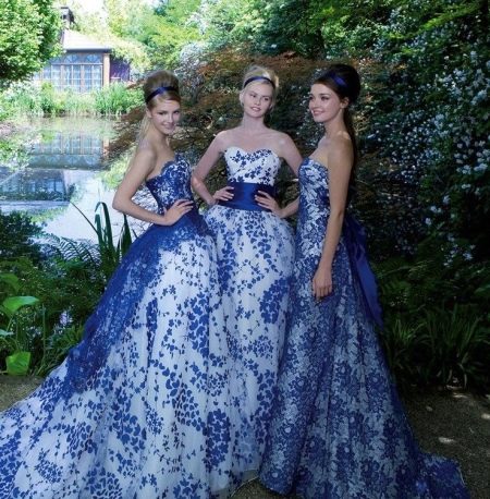Mėlynos gėlėtos vestuvinės suknelės