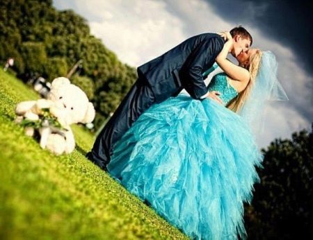 Gaun pengantin berwarna turquoise