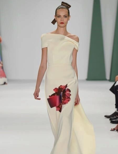 فستان سهرة من Carolina Herrera باللون الأبيض