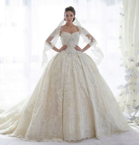 Gaun pengantin yang sangat subur
