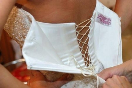 Gaun pengantin dengan korset tersembunyi