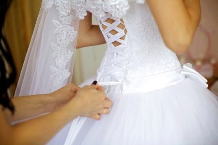 Poročna obleka z vezalkami