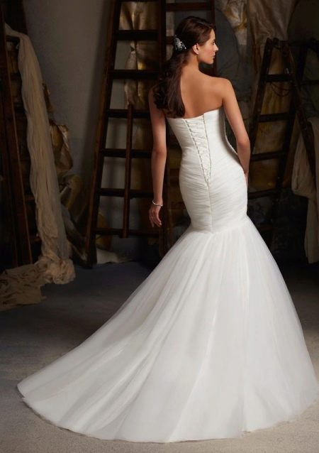 Gaun pengantin dengan korset