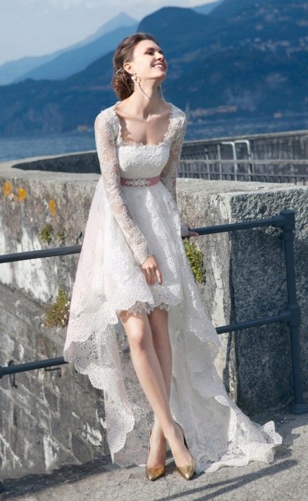 Gaun pengantin berlace pendek di depan panjang di belakang