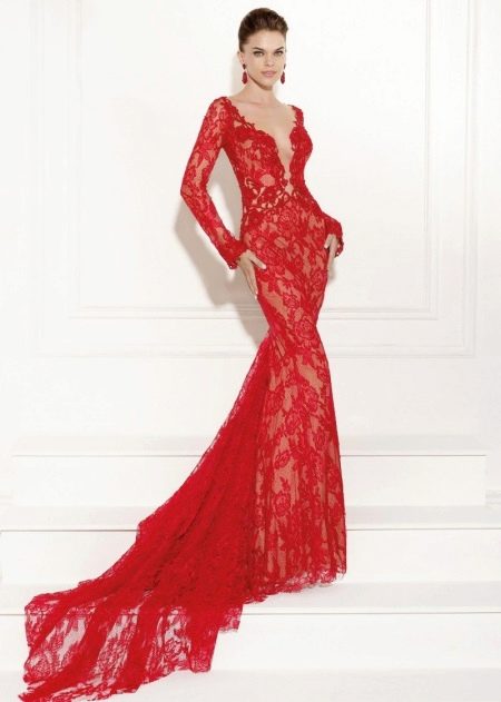 Червена дантелена вечерна рокля с шлейф