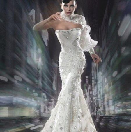 Gaun malam berwarna putih glamor dengan satu lengan