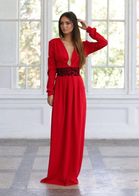 El vestido rojo de noche no es caro