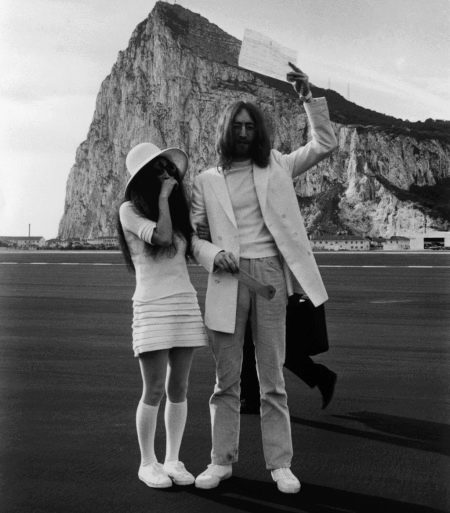 Gaun pengantin pendek Yoko Ono