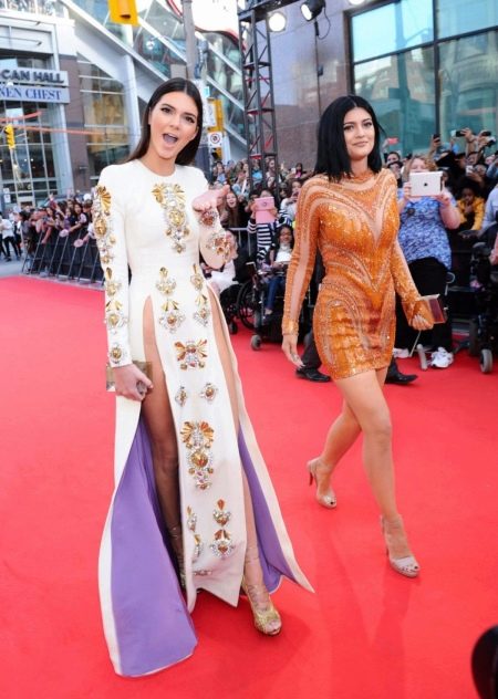 Gaun malam Kendal Jenner dengan belahan