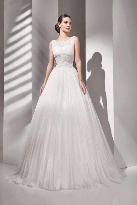 Gaun pengantin yang subur dari koleksi Alma