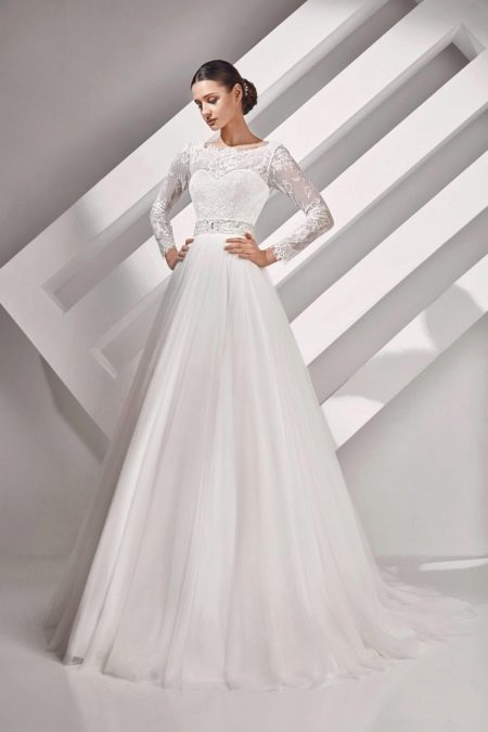 Vestido de novia de la colección ALMA cerrado de Amur Bridal