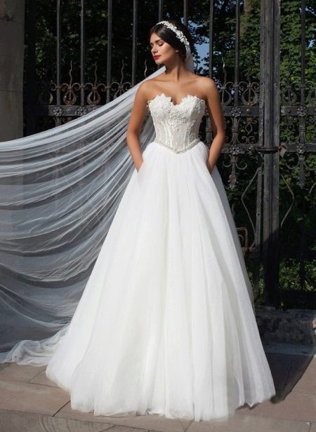 Gaun pengantin Athena oleh Crystal Design