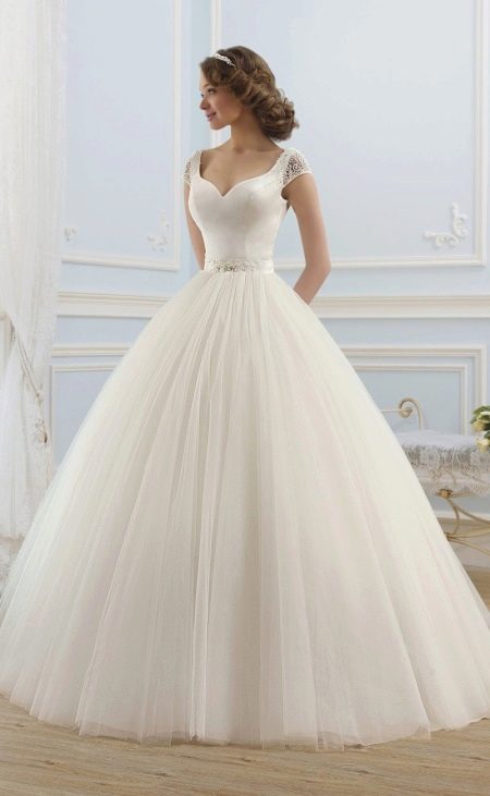 Bujna suknia ślubna z kolekcji ROMANCE od Naviblue Bridal
