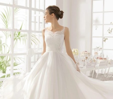Gaun pengantin dengan renda