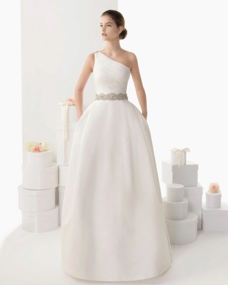 Gaun pengantin satu bahu yang rimbun dari Rosa Clara 2014
