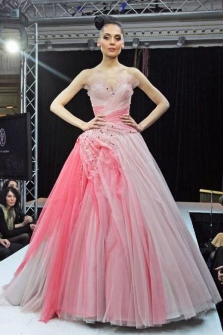 nuansa gaun pengantin merah muda