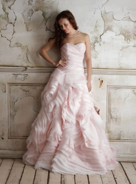 Pastelově růžové svatební šaty