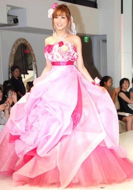 Gaun pengantin dengan pita merah muda