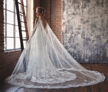 Gaun pengantin dengan kereta api renda