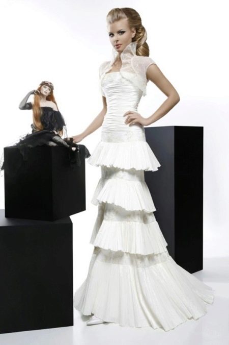 Gaun pengantin dari koleksi Courage dengan skirt bertingkat